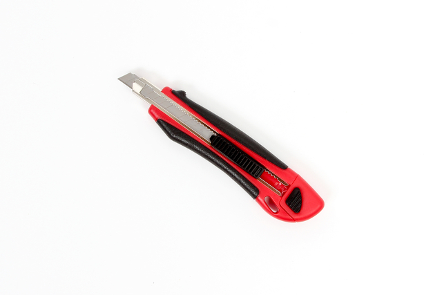Cutter IEZZY 9mm plastique prise Softgrip 3 lames incluses